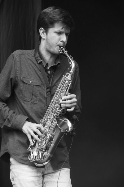 Rudolstadt Festival 2022: Ivarh: Saxophonspieler (Foto: Andreas Kuhrt)