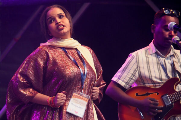 Rudolstadt Festival 2022: Groupe RTD: Sängerin Asma Omar und Gitarrist (Foto: Andreas Kuhrt)