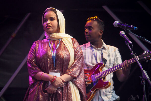 Rudolstadt Festival 2022: Groupe RTD: Sängerin Asma Omar und Gitarrist (Foto: Andreas Kuhrt)