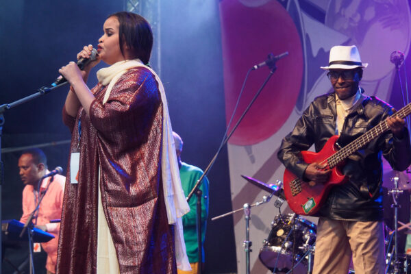 Rudolstadt Festival 2022: Groupe RTD: Sängerin Asma Omar und Bassist (Foto: Manuela Hahnebach)