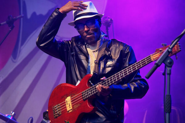 Rudolstadt Festival 2022: Groupe RTD: Bassist (Foto: Andreas Kuhrt)