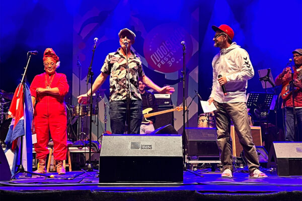 Rudolstadt Festival 2022: Humba Reggae Jeckness: Mirta Junco, Roland Peil und der Bühnensprecher aus Köln (Foto: Manuela Hahnebach)