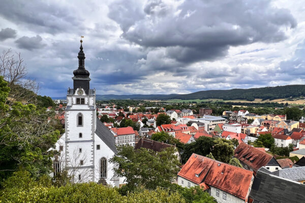 Rudolstadt Festival 2022: Burgterrasse: Blick zur Kirche St. Andreas (Foto: Manuela Hahnebach)