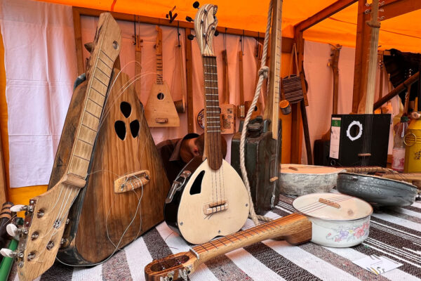 Rudolstadt Festival 2022: Mangelgasse: Musikinstrumente (Foto: Manuela Hahnebach)