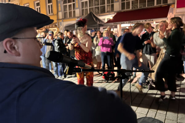 Rudolstadt Festival 2022: Marktstraße: der Rock'n'Roll-Junge mit der Gitarre (Foto: Manuela Hahnebach)