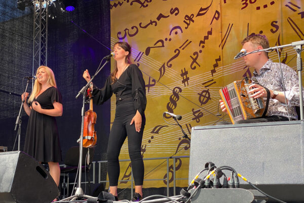 Rudolstadt Festival 2022: Rüüt: Maarja Soomre, Maili Metssalu, Juhan Uppin (Foto: Andreas Kuhrt)