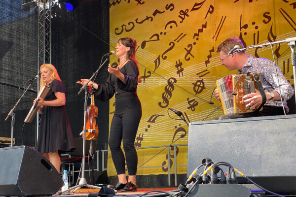 Rudolstadt Festival 2022: Rüüt: Maarja Soomre, Maili Metssalu, Juhan Uppin (Foto: Andreas Kuhrt)