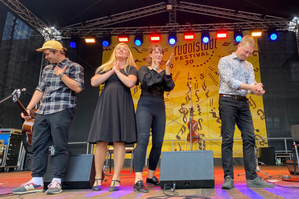 Rudolstadt Festival 2022: Rüüt: Jaan-Eerik Aardam, Maarja Soomre, Maili Metssalu, Juhan Uppin (Foto: Andreas Kuhrt)