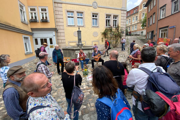 Rudolstadt Festival 2022: Kirchgasse am Brunnen Fallada-Haus: Unfolkkommen (Foto: Andreas Kuhrt)