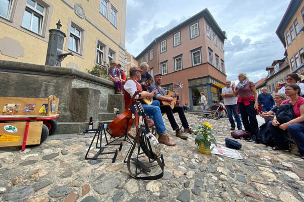 Rudolstadt Festival 2022: Kirchgasse am Brunnen Fallada-Haus: Unfolkkommen (Foto: Andreas Kuhrt)