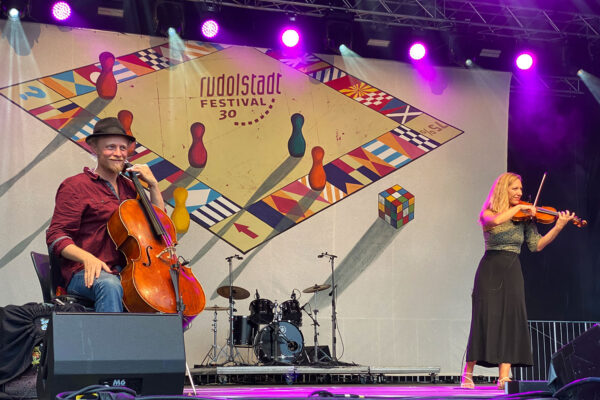 Rudolstadt Festival 2022: Wild Strings Trio: Toby Kuhn, Petra Onderufová (Foto: Andreas Kuhrt)