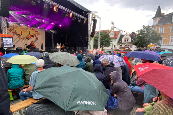 Rudolstadt Festival 2022: Wild Strings Trio: Marktplatz Publikum (Foto: Andreas Kuhrt)