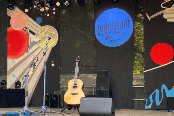 Rudolstadt Festival 2022: Konzertbühne Heinepark: eine Gitarre mit einer Saite (Foto: Andreas Kuhrt)