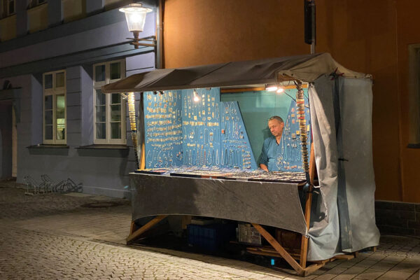 Rudolstadt Festival 2022: Marktstraße: Schmuckhändler (Foto: Andreas Kuhrt)