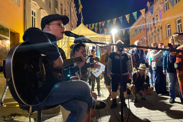 Rudolstadt Festival 2022: Marktstraße: der Rock'n'Roll-Junge mit der Gitarre (Foto: Andreas Kuhrt)