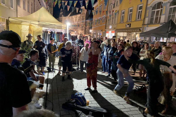 Rudolstadt Festival 2022: Marktstraße: der Rock'n'Roll-Junge mit der Gitarre: Publikum (Foto: Andreas Kuhrt)