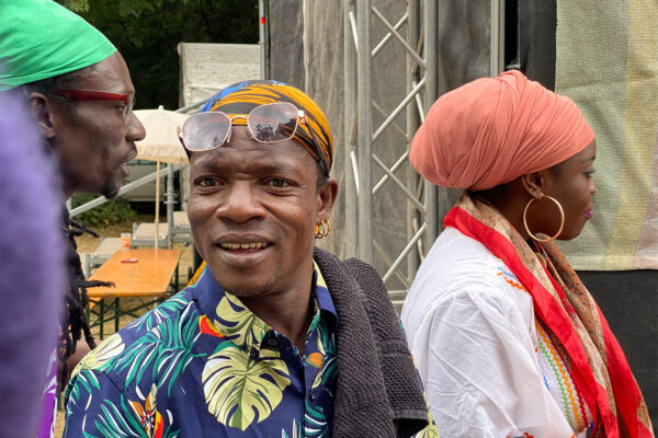 Rudolstadt Festival 2022: Chouk Bwa & The Ångströmers: Jean Rigaud Aimable, Riscot Cedieu "Ti moso", Maloune Prévaly (Foto: Andreas Kuhrt)