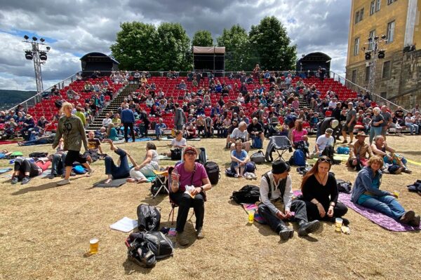 Rudolstadt Festival 2022: Burgterrasse: Publikum (Foto: Andreas Kuhrt)