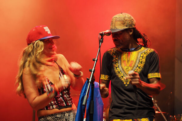 Rudolstadt Festival 2022: Humba Reggae Jeckness: Amy Brauhaus und Steven Ouma (Foto: Manuela Hahnebach)