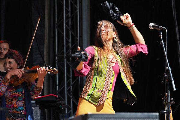 Rudolstadt Festival 2022: Officine Meridionali Orchestra: Lavinia Mancusi (Foto: Manuela Hahnebach)