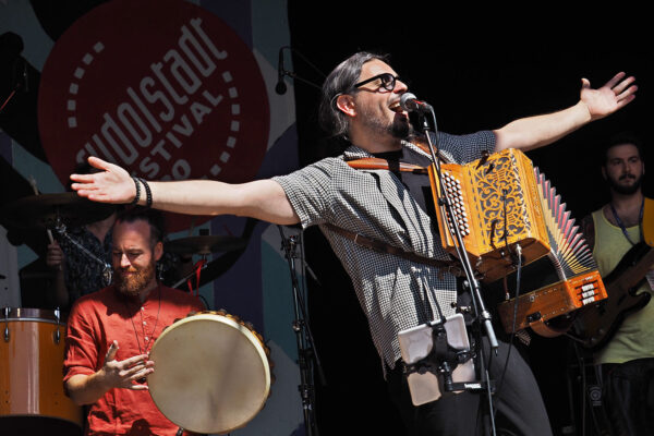 Rudolstadt Festival 2022: Officine Meridionali Orchestra: Giuliano Gabriele (Foto: Manuela Hahnebach)