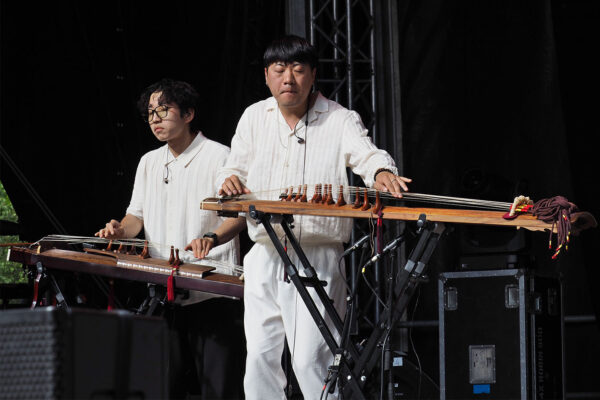 Rudolstadt Festival 2022: AK Dan Gwang Chil (ADG7): Ajaeng-Spieler, Meondongmaru Weon (Foto: Manuela Hahnebach)