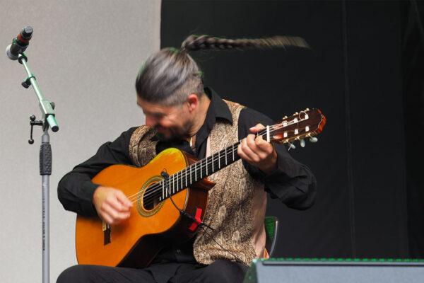 Rudolstadt Festival 2022: Wild Strings Trio: Aleksander Kuzmić (Foto: Manuela Hahnebach)