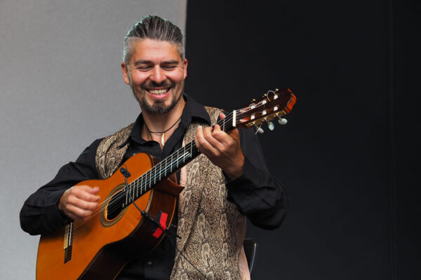 Rudolstadt Festival 2022: Wild Strings Trio: Aleksander Kuzmić (Foto: Manuela Hahnebach)