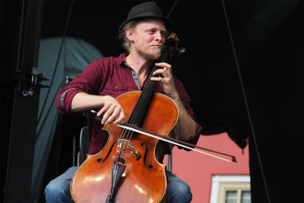 Rudolstadt Festival 2022: Wild Strings Trio: Toby Kuhn (Foto: Manuela Hahnebach)