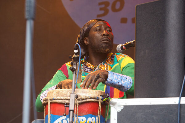 Rudolstadt Festival 2022: Chouk Bwa & The Ångströmers: Sadrack Merzier “Mazaka Lakwa” (Foto: Manuela Hahnebach)