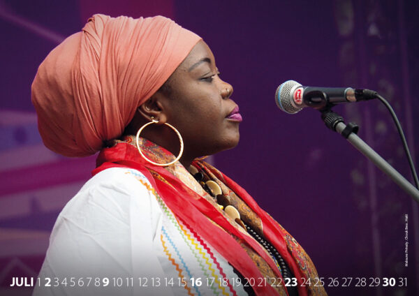 Fotokalender 2023: Rudolstadt Festival: 07: Maloune Prévaly, Chouk Bwa, Haiti (Foto/Gestaltung: Andreas Kuhrt)