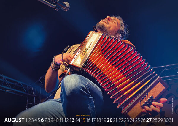 Fotokalender 2023: Rudolstadt Festival: 08: Giuliano Gabriele, Italien (Foto/Gestaltung: Andreas Kuhrt)