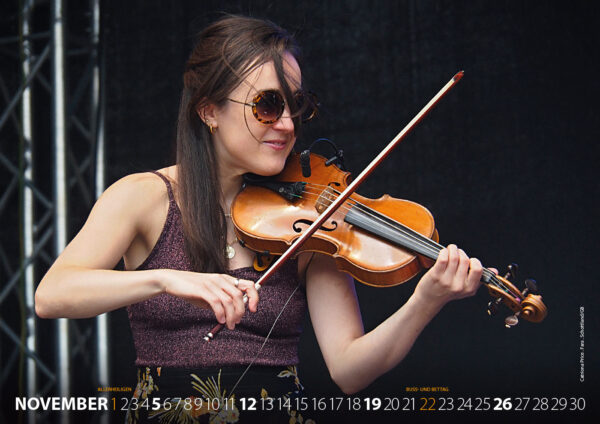 Fotokalender 2023: Rudolstadt Festival: 11: Catriona Price, Fara, Schottland/GB (Foto/Gestaltung: Andreas Kuhrt)