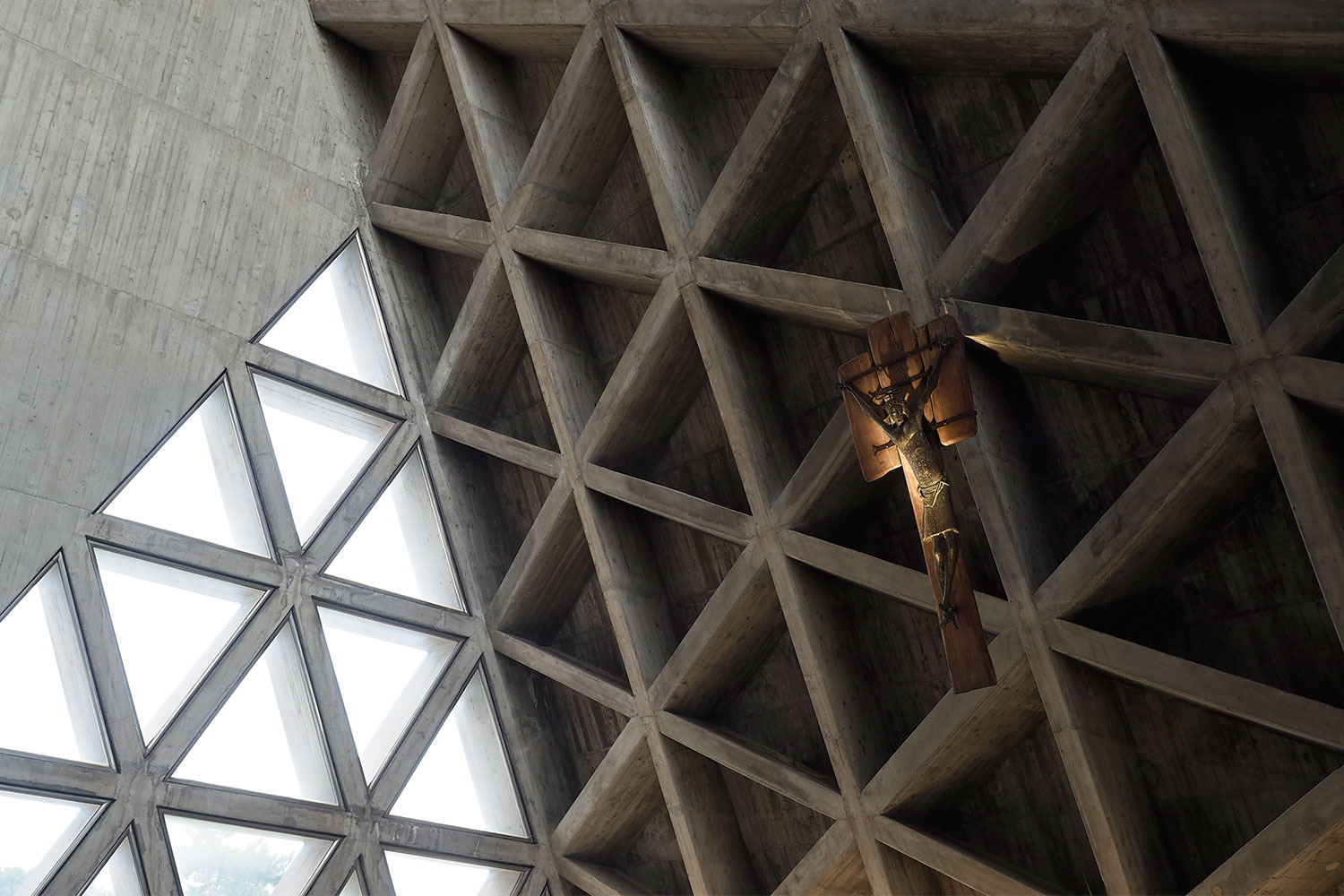 Tour Friaul 2023: Wallfahrtskirche Monte Grisa: Gekreuzigter (Foto: Manuela Hahnebach)