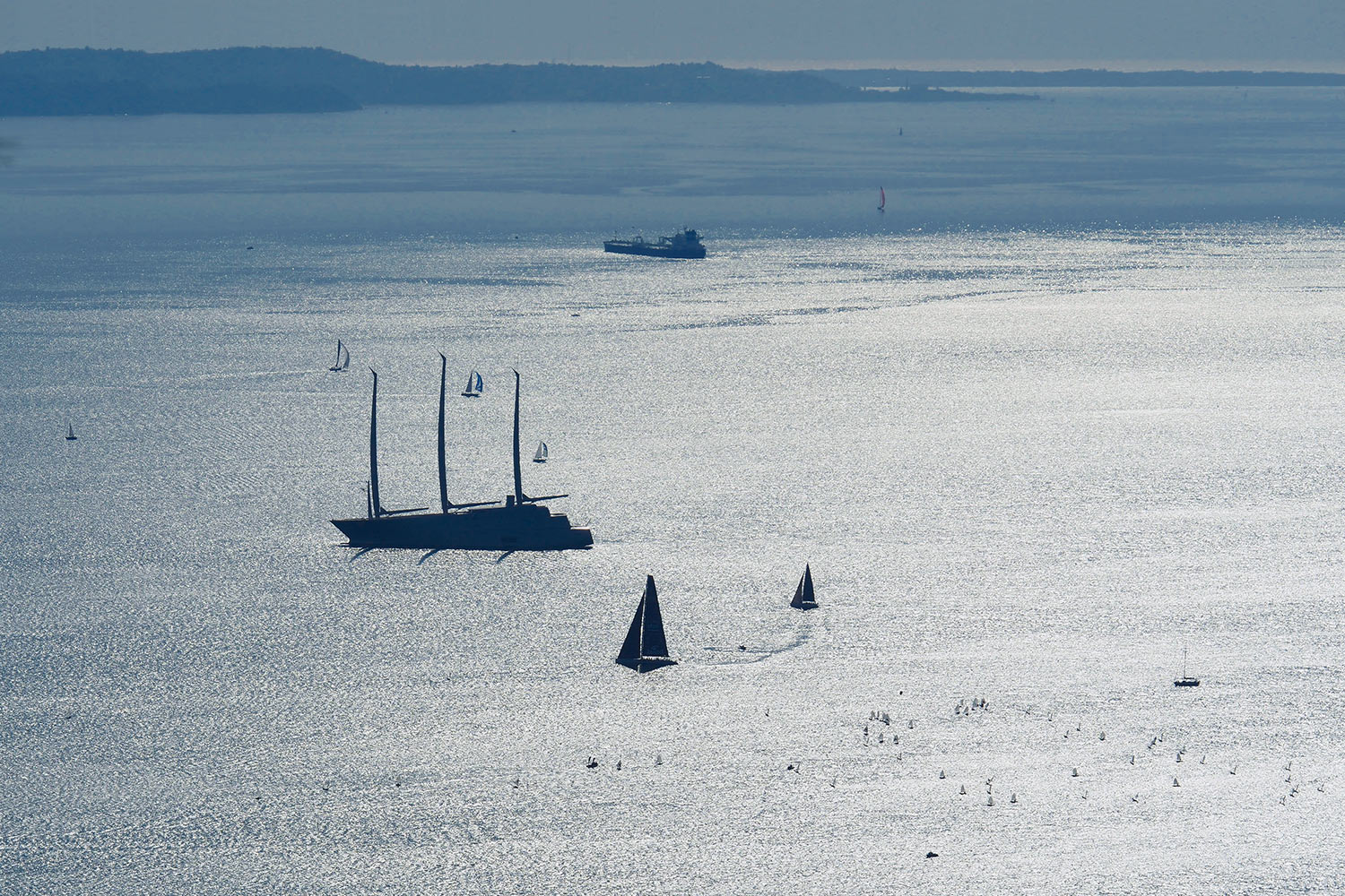 Tour Friaul 2023: Monte Grisa, Aussichtspunkt Italia: Blick über den Golf von Triest zur größten Segelyacht der Welt SY A (Foto: Manuela Hahnebach)
