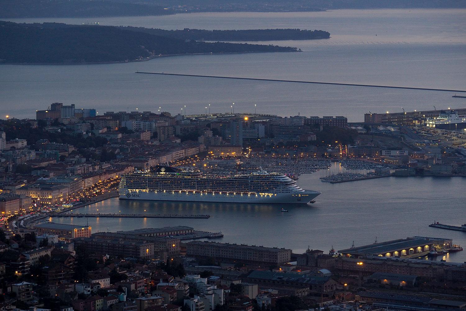 Tour Friaul 2023: Aussichtspunkt Camp Obelisco: Blick zum Hafen von Triest (Foto: Manuela Hahnebach)