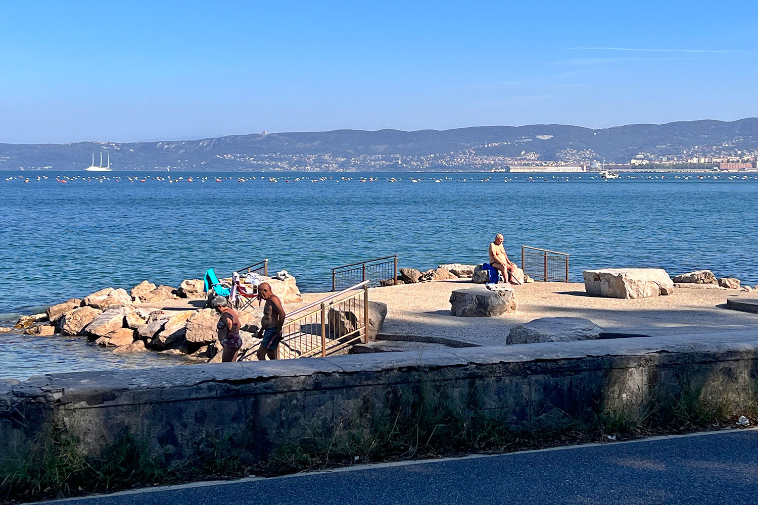 Tour Friaul 2023: Bade"strand" bei Muggia (Foto: Manuela Hahnebach)