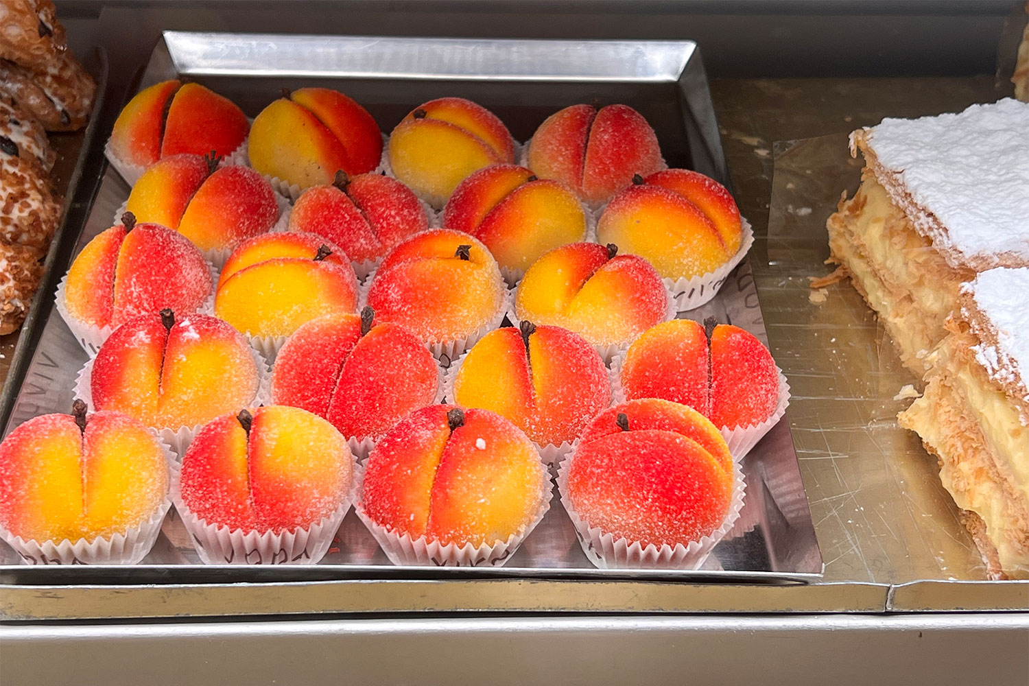 Tour Friaul 2023: Muggia: Kuchen in der Bar Tenda Rossa (Foto: Manuela Hahnebach)