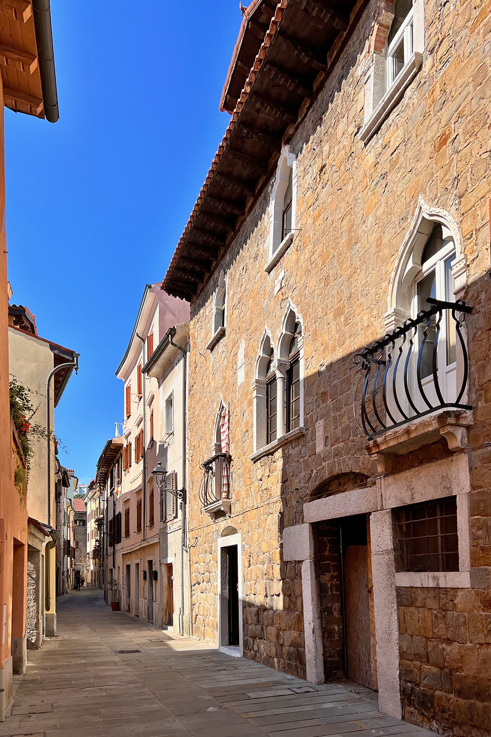 Tour Friaul 2023: Muggia: Calle Oberdan: Gotisches Haus (Foto: Manuela Hahnebach)