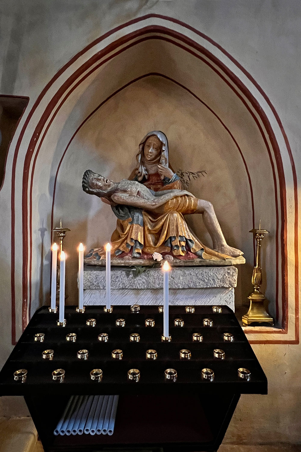Tour Friaul 2023: Muggia: Kirche San Francesco: Altar Stuck-Pieta (Foto: Manuela Hahnebach)