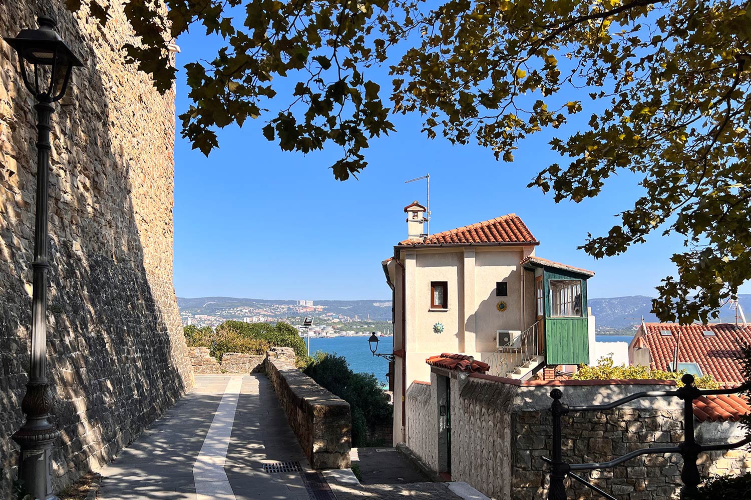 Tour Friaul 2023: Muggia: Burgmauer in der Calle Lauri (Foto: Manuela Hahnebach)