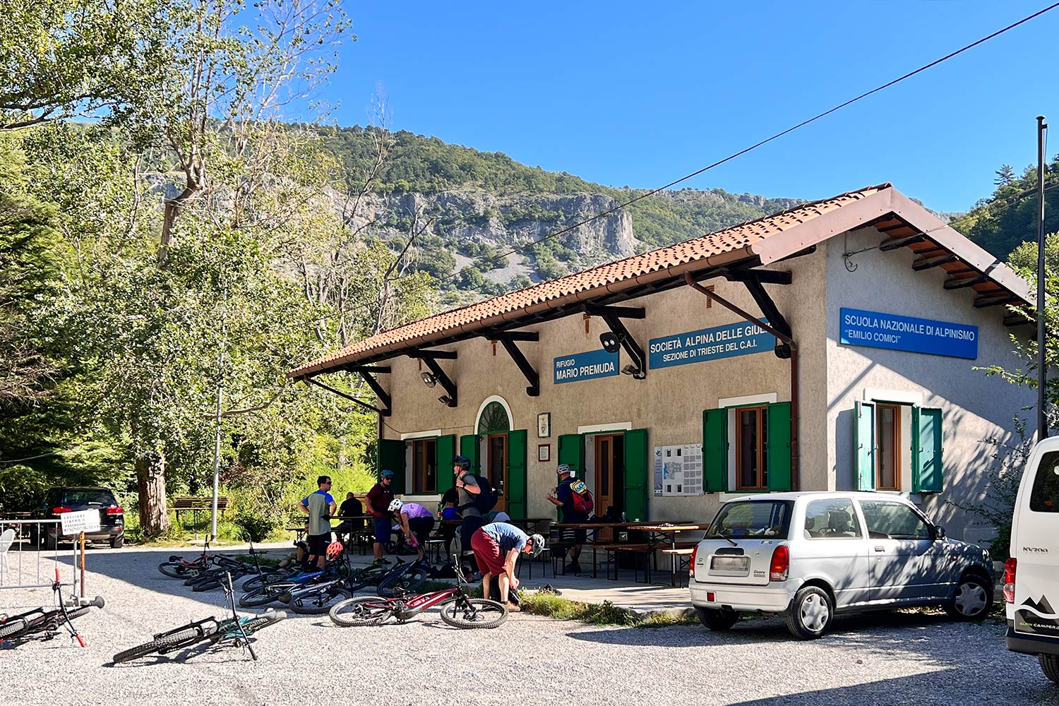 Tour Friaul 2023: Bagnoli della Rosandra: Refugio Mario Premuda (Foto: Manuela Hahnebach)