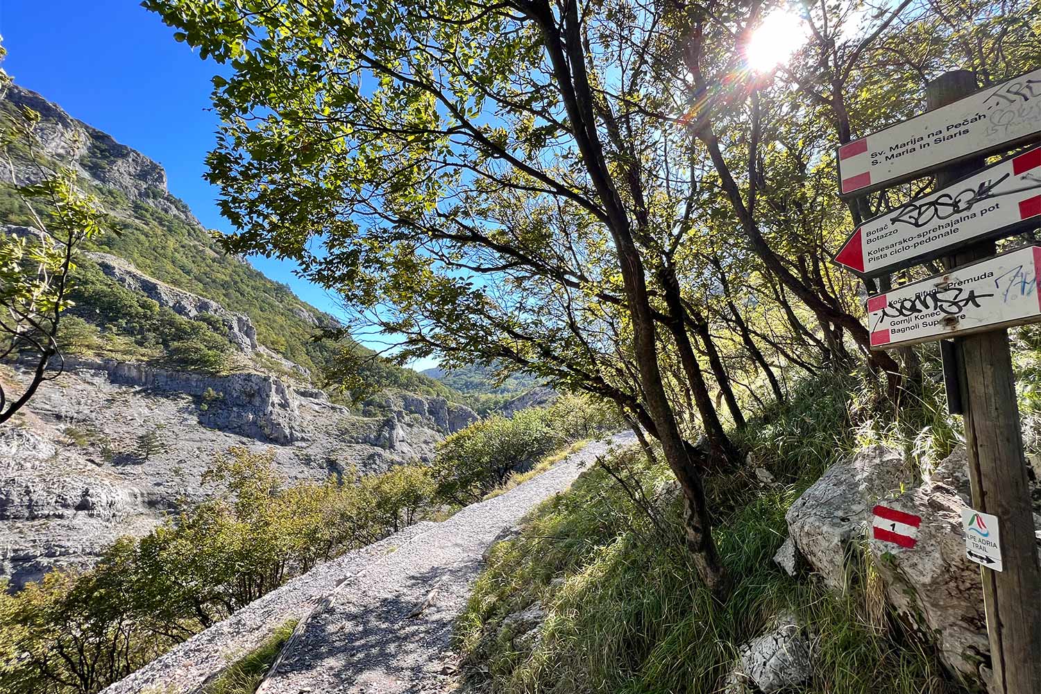 Tour Friaul 2023: Val Rosandra: Wegweiser am Alpe-Adria-Trail (Foto: Manuela Hahnebach)