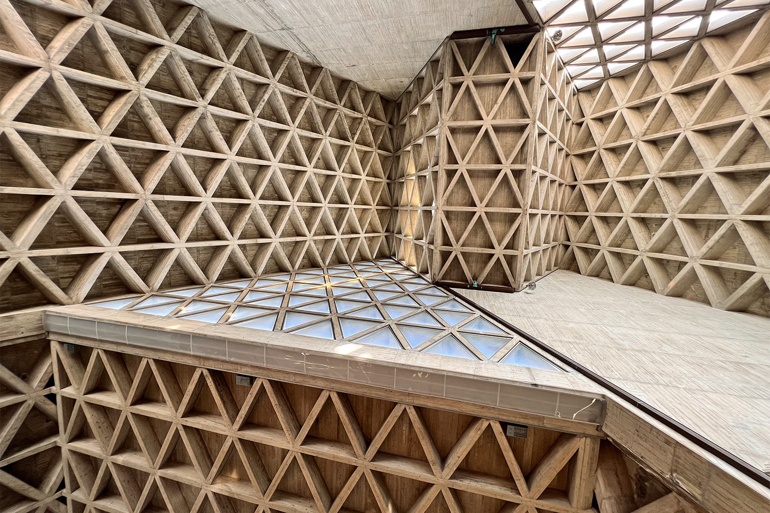 Tour Friaul 2023: Wallfahrtskirche Monte Grisa: Deckenkonstruktion (Foto: Manuela Hahnebach)