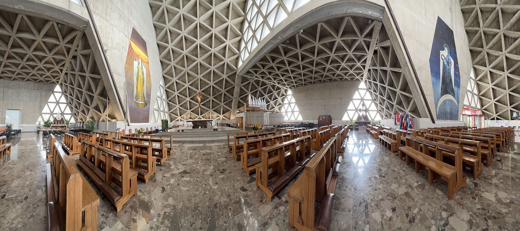 Tour Friaul 2023: Wallfahrtskirche Monte Grisa: Hauptschiff (Foto: Manuela Hahnebach)