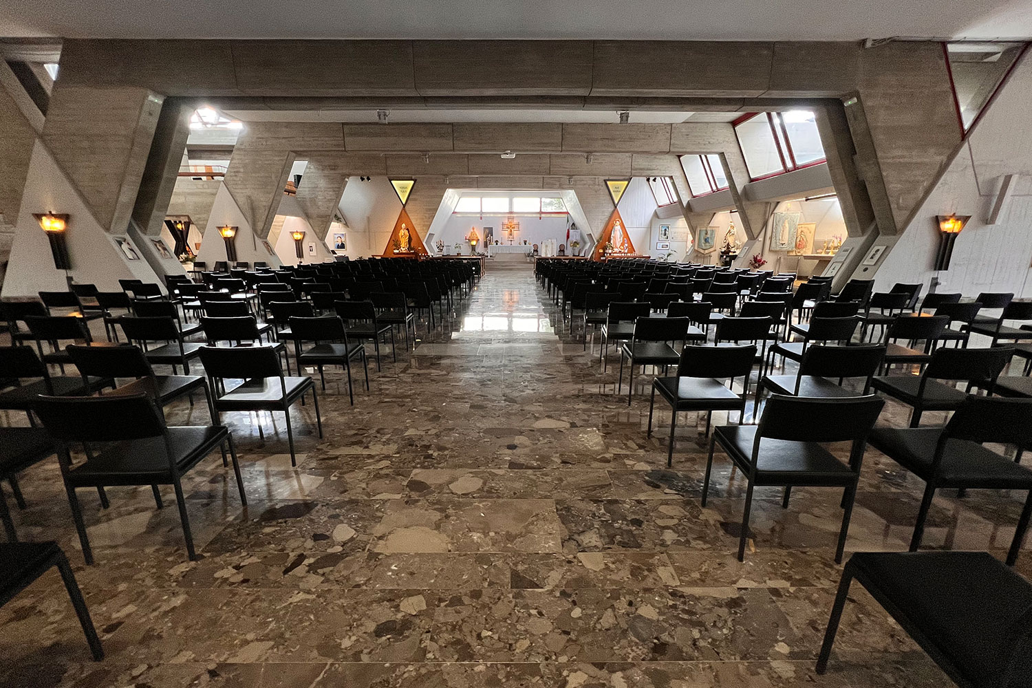 Tour Friaul 2023: Wallfahrtskirche Monte Grisa: Unterkirche (Foto: Manuela Hahnebach)