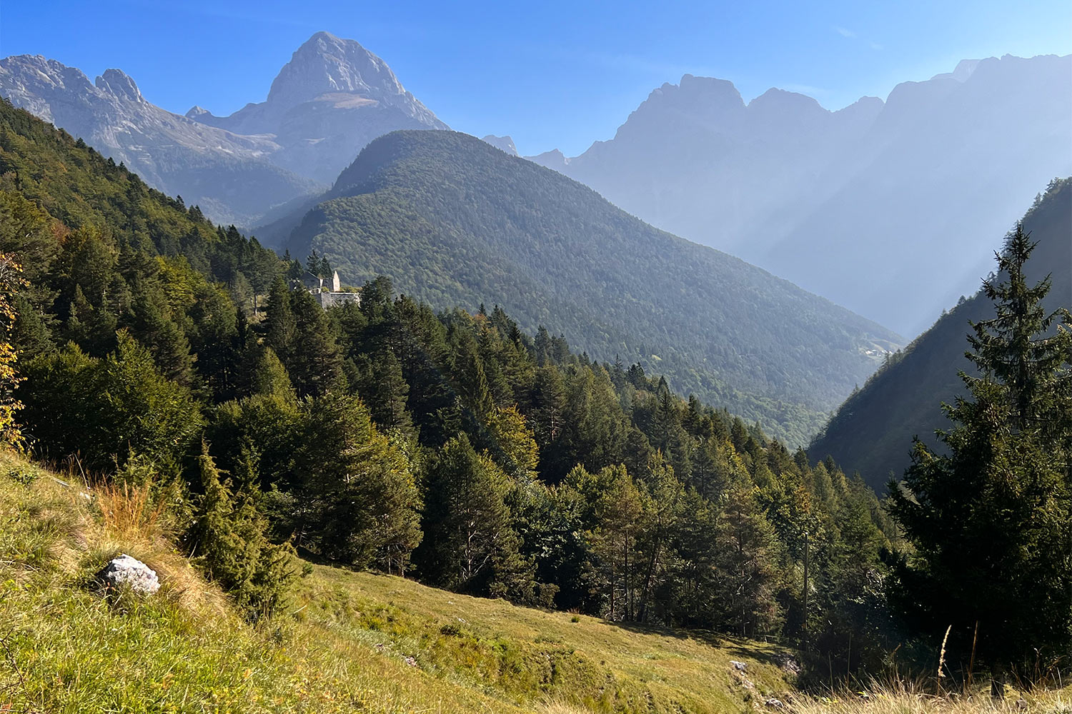 Tour Friaul 2023: Slowenien: am Predel-Pass: Blick zum Mangart (Foto: Manuela Hahnebach)