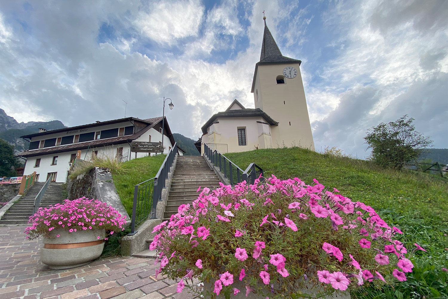 Tour Friaul 2023: Valbruna Kirche (Foto: Andreas Kuhrt)