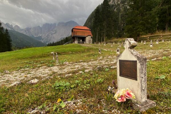 Tour Friaul 2023: Valbruna: Österreich-Ungarischer Soldatenfriedhof 1. Weltkrieg (Foto: Andreas Kuhrt)