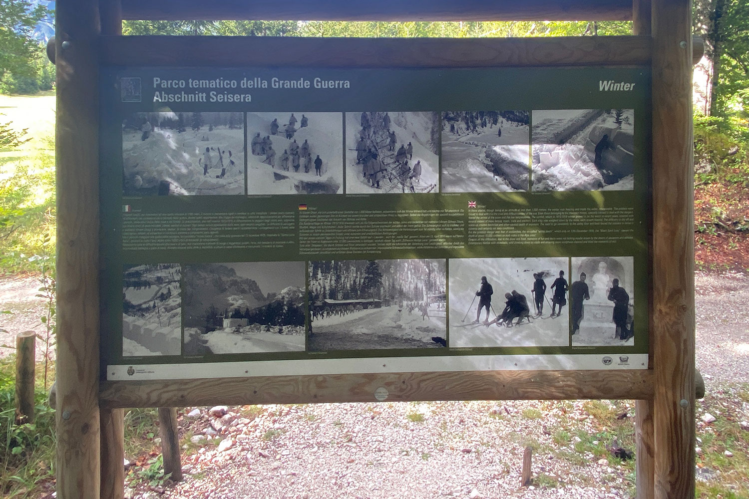 Tour Friaul 2023: Val Saisera: Infotafel Saisera-Front im Winter im Erster-Weltkriegs-Themenpark (Foto: Andreas Kuhrt)